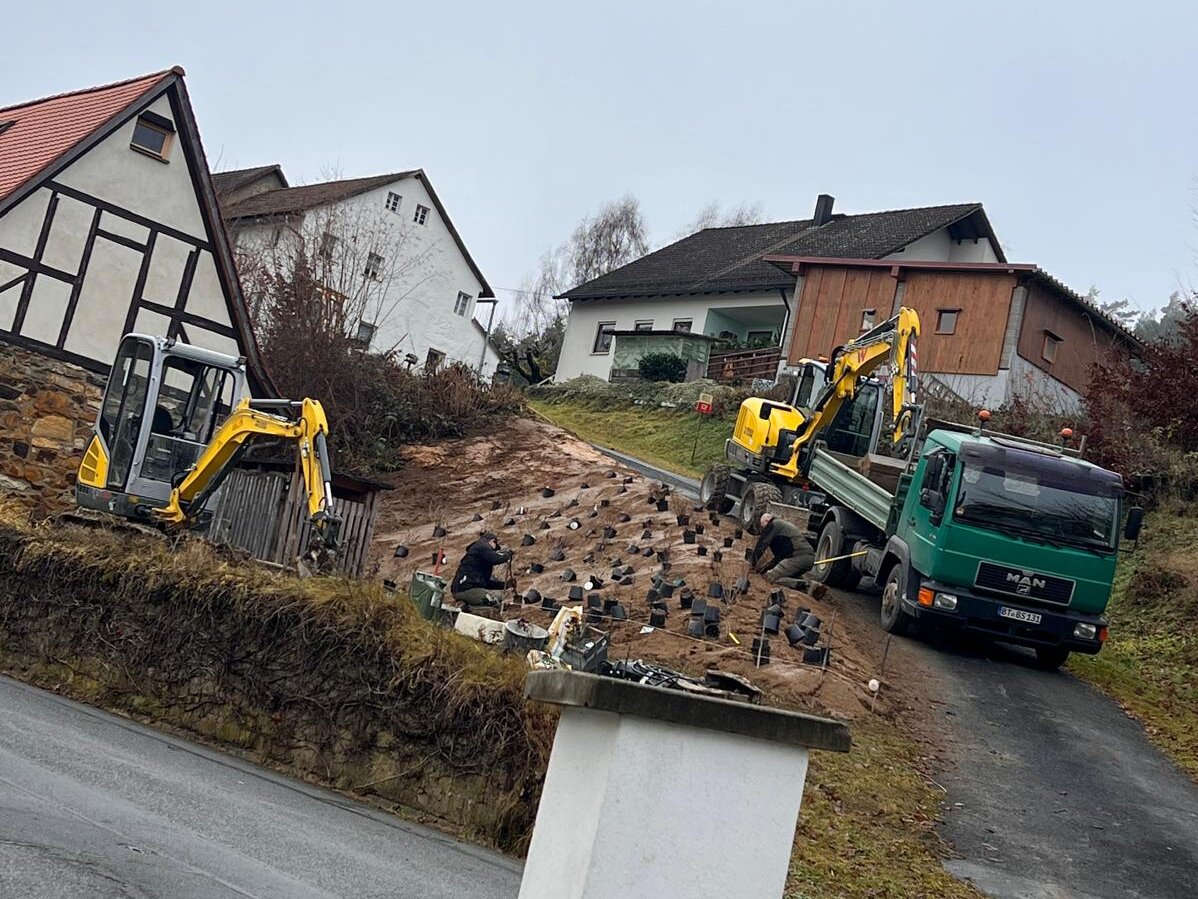 Gelaendemodellierung und Hangbefestigung mit Minibaggern