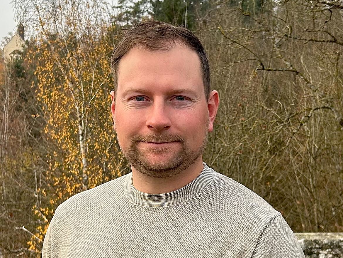 Portrait von Benjamin Seidler, Inhaber von Seidler Gartenbau in Ahorntal