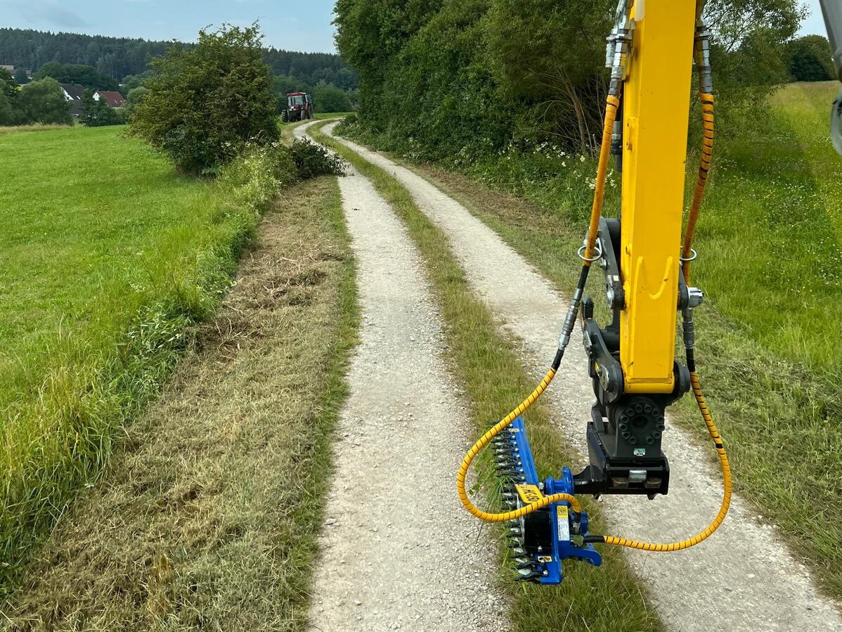Bagger mit Planierschild bei der Baufeldvorbereitung