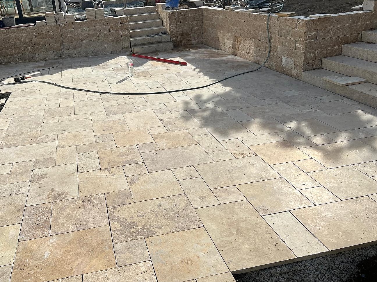 Fertiggestellte Terrasse mit Travertin-Natursteinplatten von Seidler Gartenbau