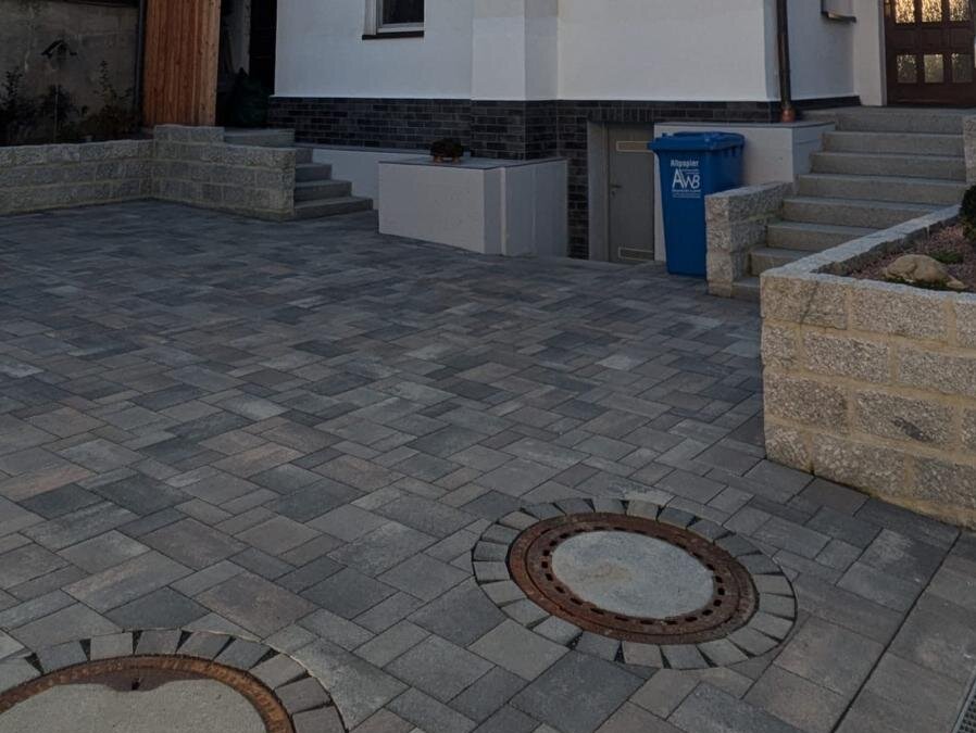 Komplett sanierter Hof mit Pflasterflaeche, Stufen und Natursteinmauern