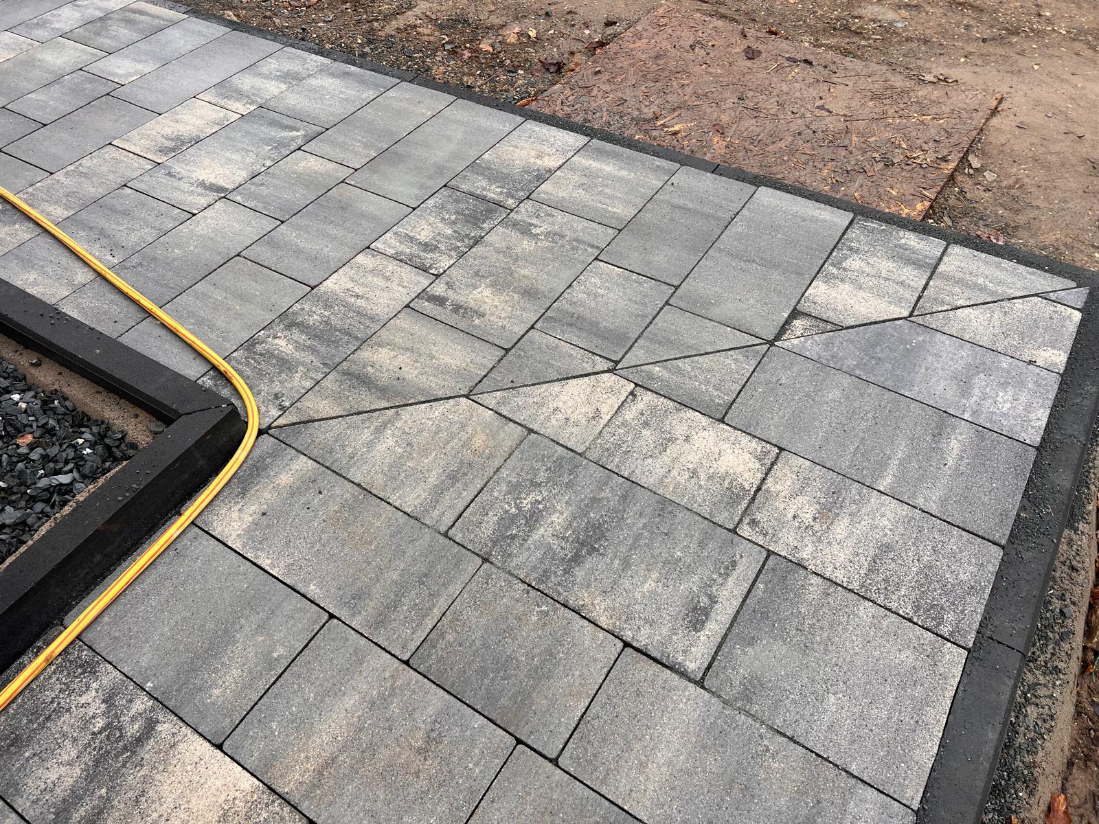 Detailansicht anthrazitfarbenes Betonsteinpflaster von Seidler Gartenbau