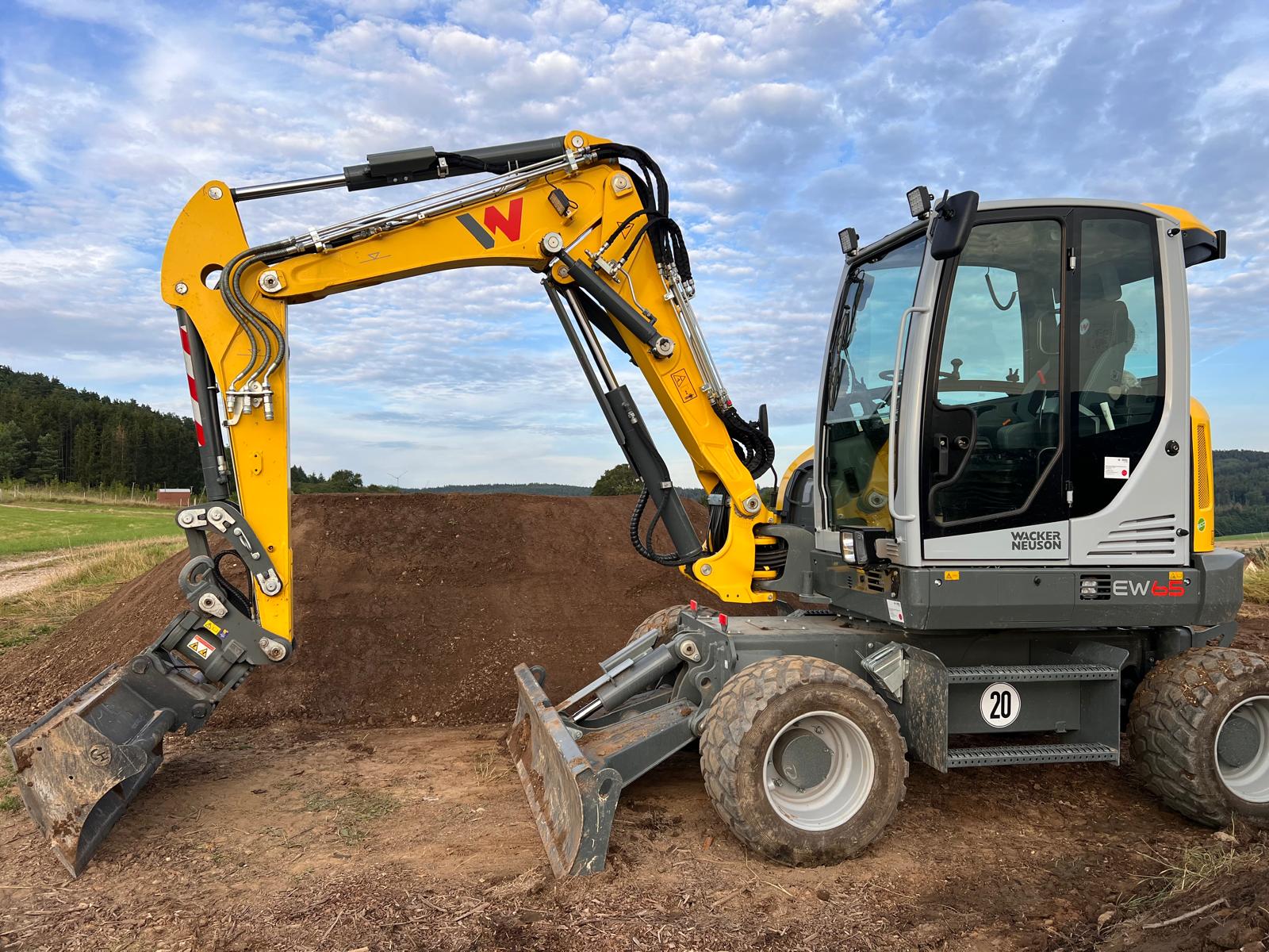 Wacker Neuson EW65 Mobilbagger fuer Baggerarbeiten und Erdbau